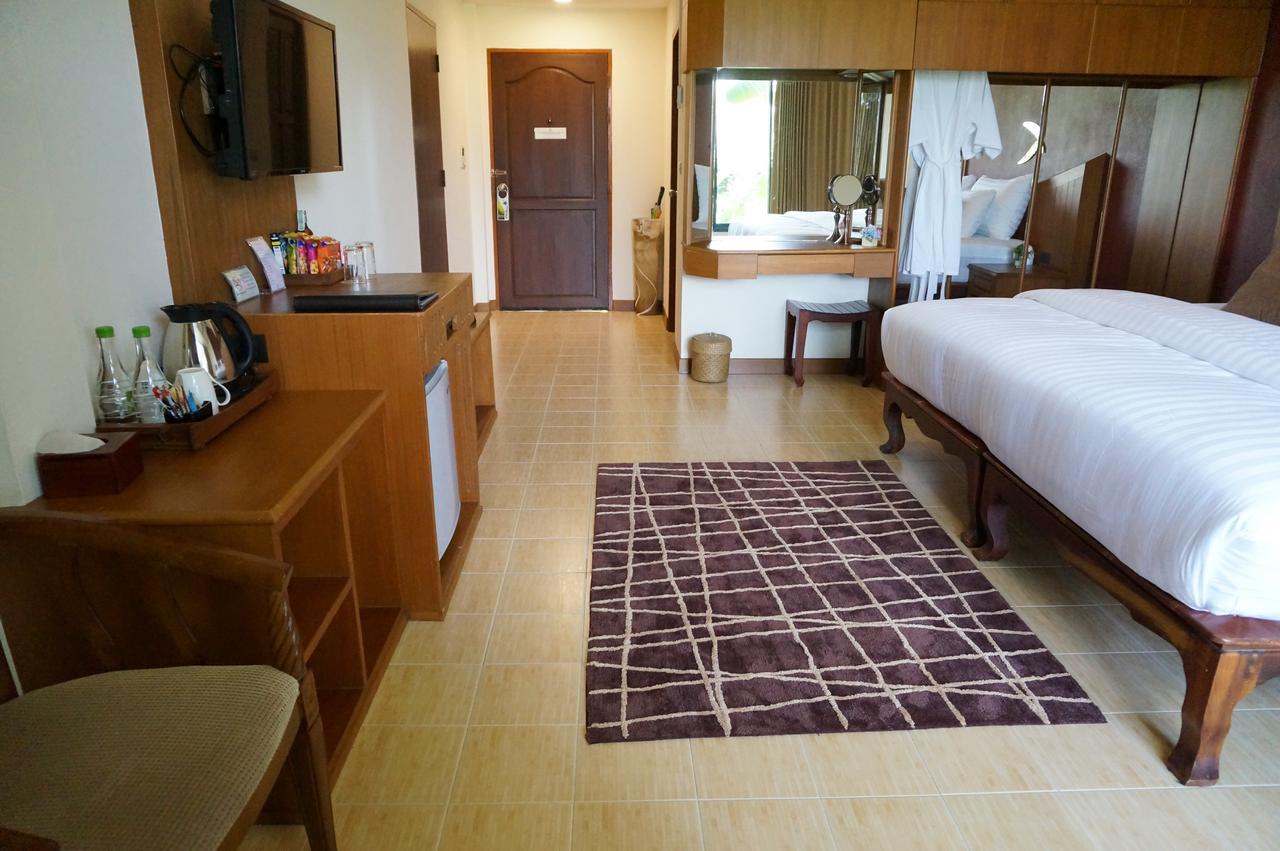 Country Lake View Hotel Suphan Buri Exterior photo
